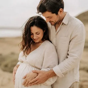 Werdende Eltern, Hände über dem Babybauch